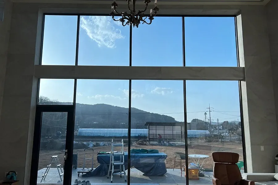 안양 전원주택 거실 대형 통유리 산 조망